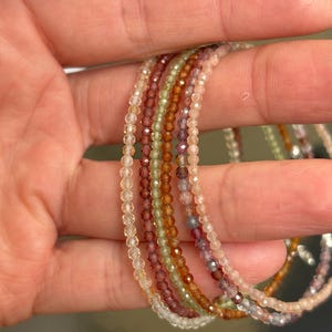 Bracelet multi pierres précieuses : multi spinelle, grenat, péridot, citrine, pêche, pierre de lune