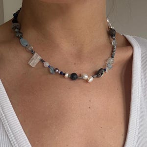 Multiform Perlenkette: blaue und marineblaue Edelsteinfarben