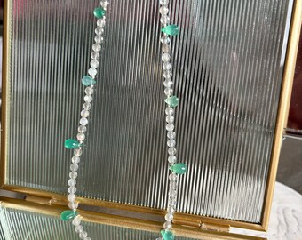 Collar de cuentas de labradorita azul brillante con gotas de calcedonia verde