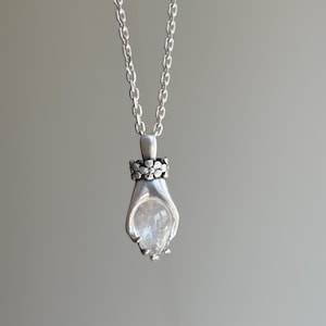 Handgjord berlock i sterlingsilver med månsten och blå akvamarin i palmblad