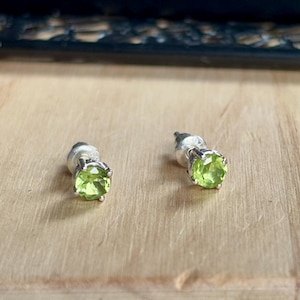 Peut inclure: Une paire de boucles d'oreilles en argent avec des pierres précieuses vertes.