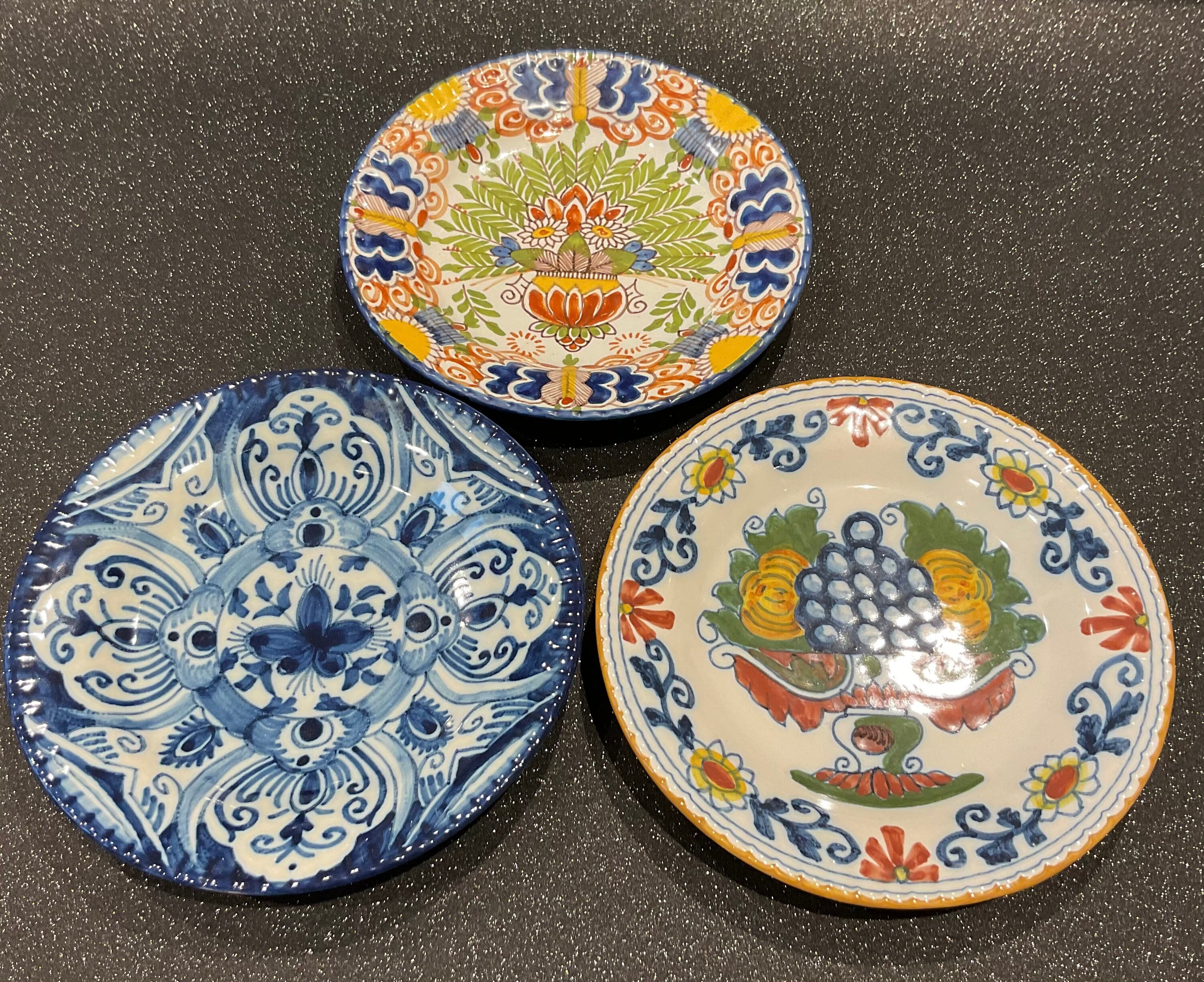 WALL PLATE TICHELAAR MAKKUM BEAUTIFUL DECORATED . Marked