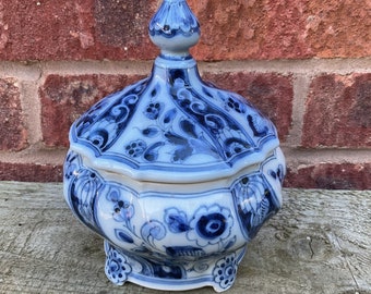 Makkum Altena & Krooyenga Delft lidded pot