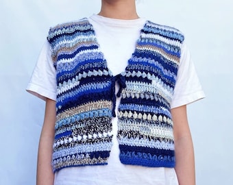 GEHAAKT PATROON VEST.Vera gehaakte gestreepte slipover.Zerowaste Boho vest met strik.Blauw scrapyarn gehaakt vest.Duurzaam gehaakt vest met V-hals.