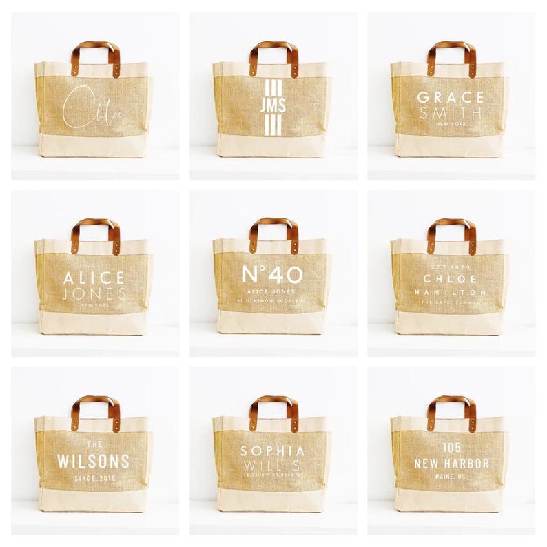 Pu&ograve; includere: Nove borse tote in iuta beige con manici in legno e fondi color crema. Ogni borsa presenta testo bianco, inclusi nomi, iniziali e numeri. Ideali per trasportare generi alimentari o oggetti personali.