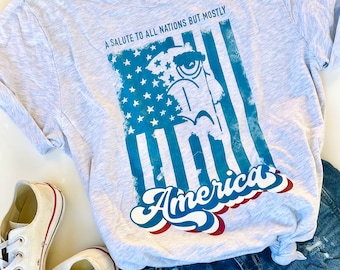 Camiseta unisex del 4 de julio de Disney con el saludo de los Muppets de Sam Eagle a todas las naciones