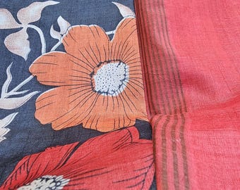 Prachtige rode en zwarte tussar zijden sari met rijke bloemen en bloemen