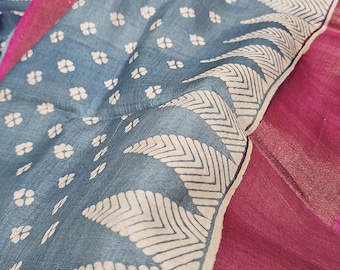 Subtiele kleurenmix van grijze en roze bedrukte gecertificeerde tussarzijde sari