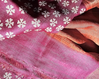 Prachtige oranje en roze bloemen Tussar-zijde met blouse en zari-rand