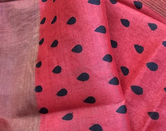 Prachtige bedrukte rode en zwarte tussar-zijden sari met rijke textuur