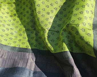 Elegante, serene groene tussar zijden sari met zwarte jari-rand en pallu