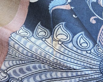 Prachtige bedrukte sari met rijke bloemenkaramel en zwarte tussarzijde