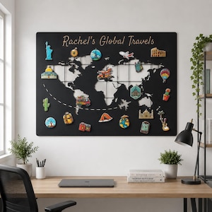 以下が含まれることがあります： 上部に「Rachel's Global Travels」という文字が記された、黒い長方形の世界地図の壁掛けボード。地図にはグリッド線が引かれており、ランドマークや乗り物、自然のアイコンなど、旅行をテーマにしたカラフルなマグネットが多数配置されています。