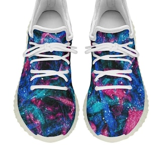 Chaussures de sport pour femmes. Tissu PU, avec semelle absorbant les chocs. Impression au design amusant et frais.