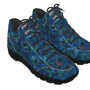 Chaussures de randonnée de marque au design amusant et imprimé coloré.