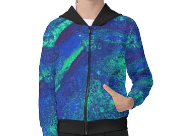 A cool hoodie is a must for a trendy kid og teenager. This one comes in fresh colors with a one of kind design print.