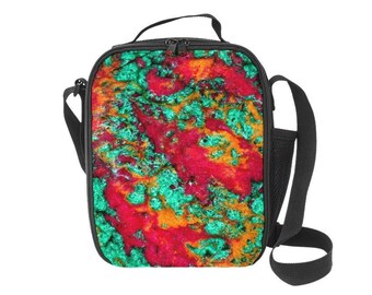 Può includere: Una borsa da pranzo nera con un design astratto luminoso che presenta vortici di rosso, arancione e verde. La borsa ha una chiusura a zip e una tracolla regolabile.