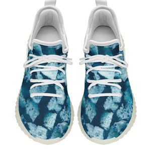 Chaussures de sport pour femmes. Tissu PU, avec semelle absorbant les chocs. Impression au design amusant et frais.