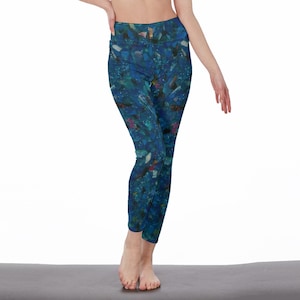 Women&#39;s athletic leggins with elastic waistband in stretchy fabric. Perfect for fitness and yoga.