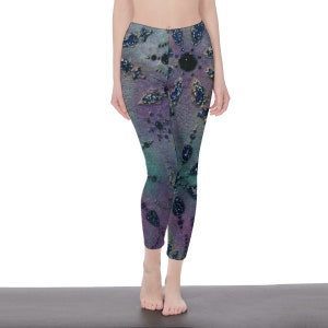 Women&#39;s athletic leggins with elastic waistband in stretchy fabric. Perfect for fitness and yoga.
