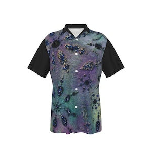 Mens Hawaiian button up shirt in comfortable, relaxed cut in fresh design print.