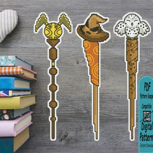 Könnte beinhalten: Drei Kreuzstichmuster mit Zauberstäben, die mit einem goldenen Schnatz, einem braunen sprechenden Hut und einer weißen Eule verziert sind. Links liegt ein Stapel bunter Bücher, darüber ein herzförmiges Kissen. Text: PDF Pattern Keeper Compatible.