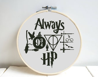 Puede incluir: Un aro de bordado blanco con bordado negro de las palabras "Always Love HP" y varios símbolos de Harry Potter, incluyendo el símbolo de las Reliquias de la Muerte, una escoba, una snitch dorada y el número "9 3/4".