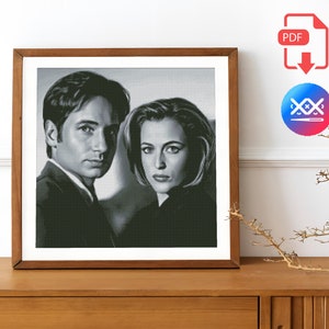 Puede incluir: Foto en blanco y negro de un hombre y una mujer. El hombre lleva un traje y la mujer un vestido. La foto está en un marco de madera.