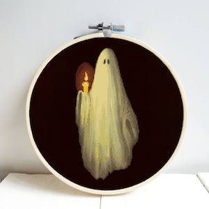 Puede incluir: Un fantasma blanco sosteniendo una vela encendida sobre un fondo oscuro. El fantasma está representado en un estilo simple y minimalista.