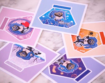 Mini-Chibitore-Illustration Ihrer Wahl | Dottore-Druck im Kawaii-Chibi-Stil | 9,5 x 9,5 cm (3,74 x 3,74 Zoll)