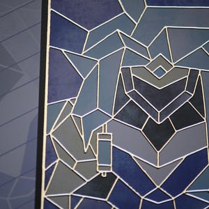 Puede incluir: Obra de arte geométrica abstracta en tonos de azul, gris y blanco. El diseño presenta un patrón similar a un mosaico de formas irregulares delineadas en blanco. La obra tiene un aire moderno y arquitectónico, con un juego de luces y sombras.