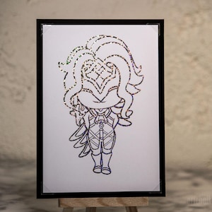 Peut inclure: Illustration encadrée d'un personnage stylisé avec une tenue détaillée et des cheveux flottants. L'œuvre est soulignée en noir avec des accents de paillettes, sur fond blanc. Le cadre est noir, et l'œuvre est exposée sur un petit chevalet en bois.