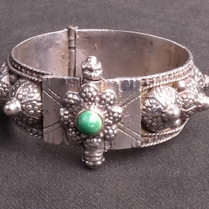 Antique Silver Bedouin Bracelet with Thread closure - Malachite - Saudi Arabia