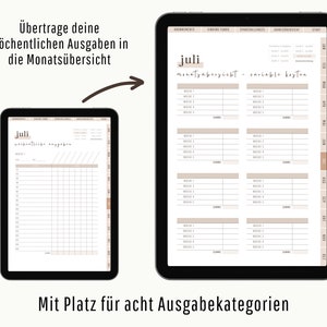 Op de afbeelding: Twee digitale tabletschermen die een maandelijkse budgetplanner-sjabloon tonen. De sjabloon is getiteld "Juli" en heeft secties voor variabele kosten en acht uitgavencategorie&euml;n. De tekst op het scherm luidt "&Uuml;bertrage deine w&ouml;chentlichen Ausgaben in die Monats&uuml;bersicht" en "Mit Platz f&uuml;r acht Ausgabekategorien".