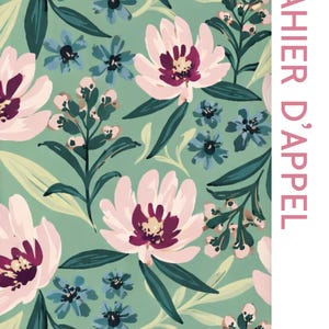 Peut inclure: Cahier d'appel avec un motif floral. Grandes fleurs roses et violettes, petites fleurs bleues et feuilles vertes sur fond vert clair. Le texte "CAHIER D'APPEL" est imprimé verticalement, avec "2026 2027" en dessous.