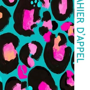 Peut inclure: Cahier d'appel avec un motif léopard noir, rose et orange sur fond turquoise. Le texte "CAHIER D'APPEL" est imprimé verticalement à droite, avec "2025 2026" en dessous. Un carnet pour prendre des notes.