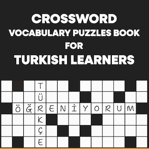Könnte beinhalten: Ein Kreuzworträtselbuch für türkische Lerner mit einem schwarz-weißen Cover. Der Titel "CROSSWORD VOCABULARY PUZZLES BOOK FOR TURKISH LEARNERS" ist in Weiß gehalten. Ein Kreuzworträtselgitter befindet sich in der Mitte, wobei das Wort "ÖĞRENİYORUM" sichtbar ist. Das Buch enthält 110 Rätsel und über 3000 Hinweise.