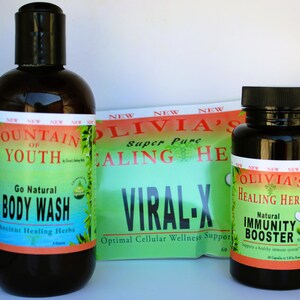Op de afbeelding: Drie flessen met natuurlijke gezondheidsproducten. Een bruine fles met een etiket waarop staat "Fountain of Youth Go Natural Body Wash Ancient Healing Herbs". Een groene en witte zak met de tekst "Olivia's Super Pure Healing Herbs Viral-X Optimal Cellular Wellness Support 60". Een bruine fles met een etiket waarop staat "Olivia's Healing Herbs Natural Immunity Booster 1000mg Supports a healthy immune system 60 Capsules or 1.8 oz Powder".