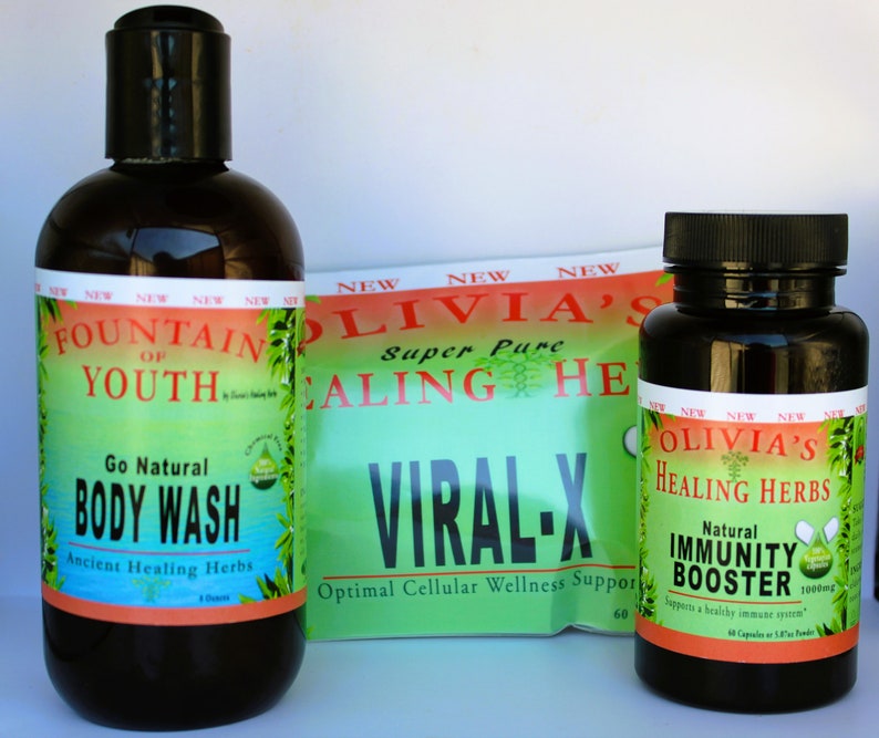 Op de afbeelding: Drie flessen met natuurlijke gezondheidsproducten. Een bruine fles met een etiket waarop staat "Fountain of Youth Go Natural Body Wash Ancient Healing Herbs". Een groene en witte zak met de tekst "Olivia's Super Pure Healing Herbs Viral-X Optimal Cellular Wellness Support 60". Een bruine fles met een etiket waarop staat "Olivia's Healing Herbs Natural Immunity Booster 1000mg Supports a healthy immune system 60 Capsules or 1.8 oz Powder".