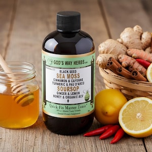 Pode incluir: Uma garrafa de tônico "God's Way Herbs" com ingredientes como semente preta e musgo marinho, ao lado de um pote de mel com um dosador e uma cesta de limões, gengibre e paus de canela. Pimentas vermelhas também são visíveis.