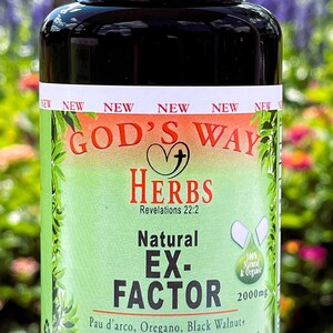 Op de afbeelding: Een zwarte fles met een groen etiket waarop "God's Way Herbs" en "Natural Ex-Factor" staat. Het etiket bevat ook de tekst "Openbaring 22:2", "100% Natuurlijk & Bio", "2000mg", "Pau d'arco, Oregano, Zwarte walnoot+", "Natuurlijk kruiden supplement" en "60 capsules".