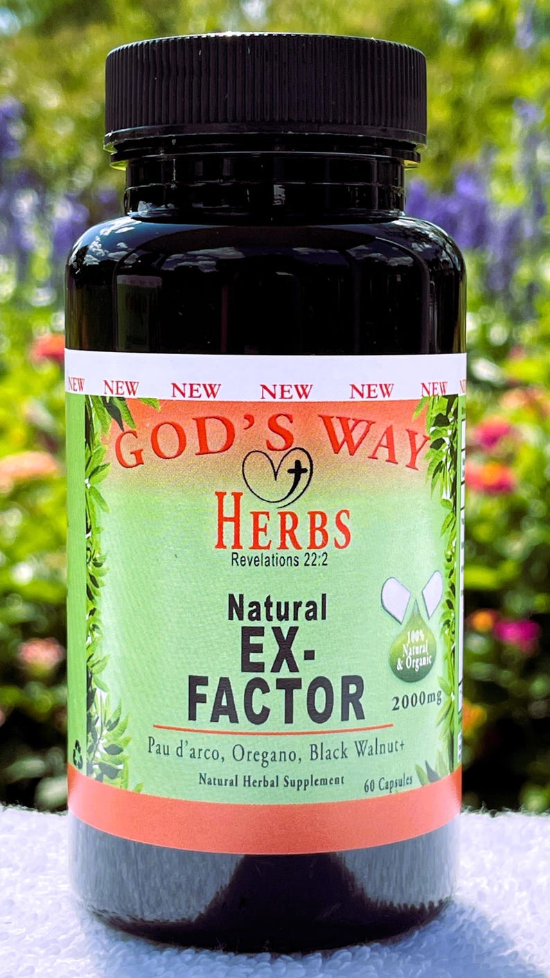 Op de afbeelding: Een zwarte fles met een groen etiket waarop "God's Way Herbs" en "Natural Ex-Factor" staat. Het etiket bevat ook de tekst "Openbaring 22:2", "100% Natuurlijk & Bio", "2000mg", "Pau d'arco, Oregano, Zwarte walnoot+", "Natuurlijk kruiden supplement" en "60 capsules".