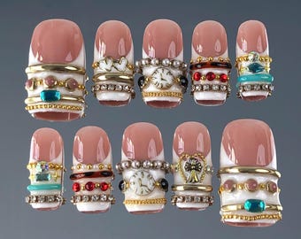 Ręcznie robione, zabytkowe, ozdobne paznokcie z kamieniami szlachetnymi | Zawieszka do zegarka, detale ze złota