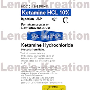 Könnte beinhalten: Ein pharmazeutisches Etikett für Ketamin HCL 10% Injektion. Das weiße Etikett enthält blauen und schwarzen Text, der den Medikamentennamen, die Dosierung und die Gebrauchsanweisung angibt. Es enthält auch einen Hinweis zum Schutz vor Licht.