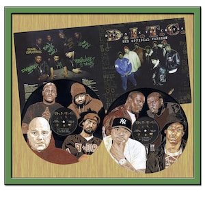 Könnte beinhalten: Zwei schwarze Schallplatten mit gemalten Porträts der Mitglieder der Hip-Hop-Gruppe D.I.T.C. Die Schallplatten sind in einem Holzrahmen mit grünem Rand gerahmt. Der Text "D.I.T.C. Diggin' In The Crates The Official Version" ist auf der Rückseite der Schallplatten gedruckt.