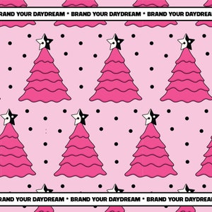 Könnte beinhalten: Ein sich wiederholendes Muster mit stilisierten rosa Weihnachtsbäumen, die mit schwarz-weißen Sternen gekrönt sind, auf hellrosa Hintergrund. Schwarze Punkte sind verstreut. Der Text "BRAND YOUR DAYDREAM" befindet sich oben und unten im Bild.