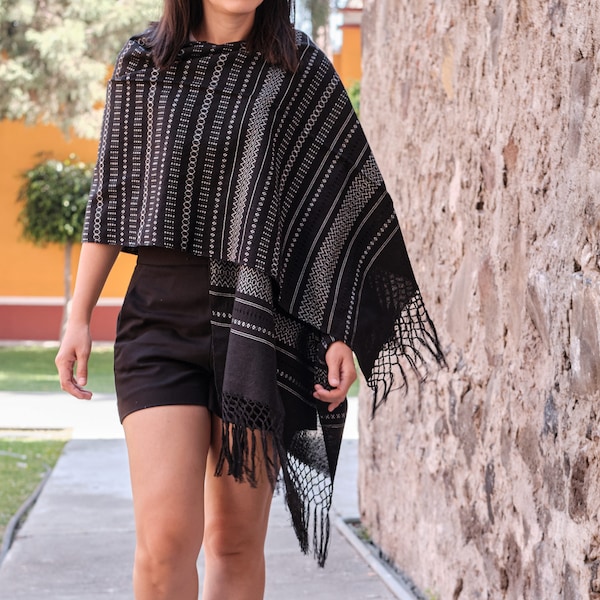 Rebozo de algodón con seda tejido en telar de pedal/ Rebozo negro con plata mexicano hecho a mano/ Rebozo de Oaxaca hecho en telar