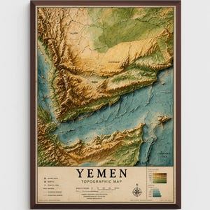 Peut inclure: Une carte topographique encadrée du Yémen présentant un rendu en relief 3D du terrain dans des tons de beige, vert et bleu. La carte comprend une légende pour l'élévation et la profondeur, une rose des vents et le texte YEMEN TOPOGRAPHIC MAP.