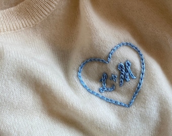 Bestickter Hochzeits-Kaschmirpullover | Individuell genähter Pullover, personalisierte Initialen Herz, Etwas Blaues, Verlobungsgeschenk, Kettenstich