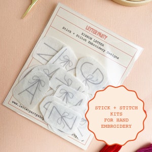 Kit de letras de cinta de palo y puntada / kit de bordado diy con patrones de alfabeto para ropa o servilletas de cóctel regalo personalizado
